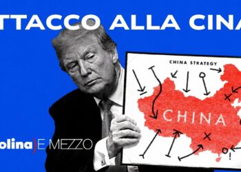 Donald Trump con una mappa della Cina fra le mani