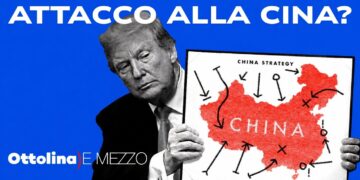 Donald Trump con una mappa della Cina fra le mani