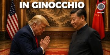 In una sala di rappresentanza, Donald Trump si inchina a Xi Jinping compiaciuto