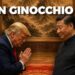 In una sala di rappresentanza, Donald Trump si inchina a Xi Jinping compiaciuto