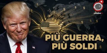 Mappa degli USA da cui si sprigionano simboli dorati del dollaro. Donald Trump soddisfatto in primo piano