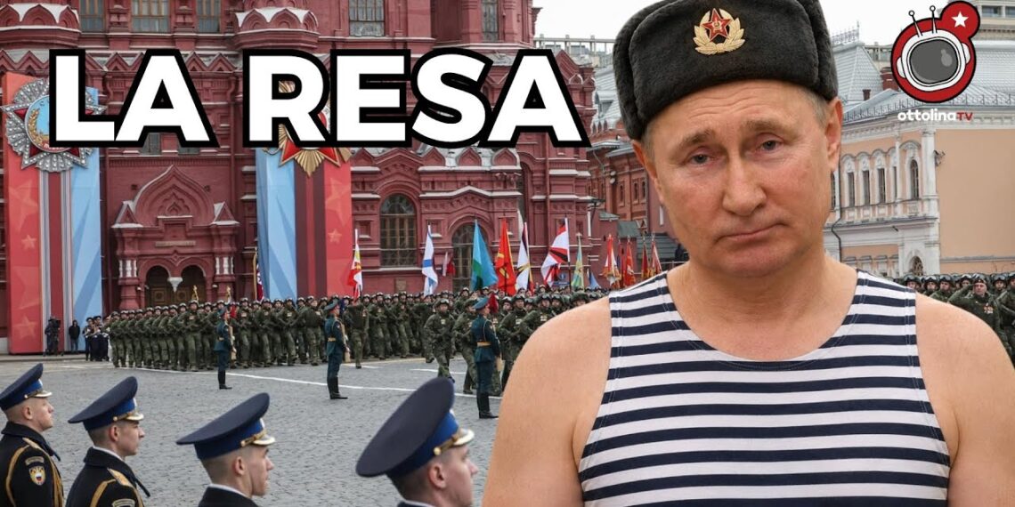 Parata del 9 maggio a Mosca. Vladimir Putin con colbacco e canottiera a righe in primo piano