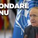 Pino Arlacchi con alle spalle la bandiera delle Nazioni Unite