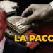 Sagoma dell'Italia trasformata in bancomat. Larry Fink in primo piano