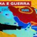 Sagoma di uomo che indica lo Stretto di Hormuz su una mappa