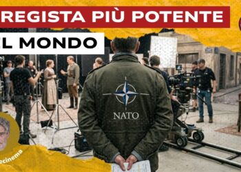 Set cinematografico con un uomo della NATO che supervisiona di spalle