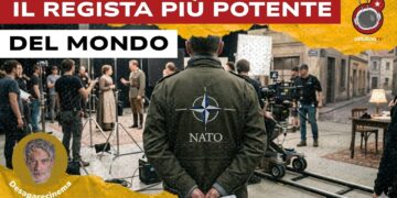 Set cinematografico con un uomo della NATO che supervisiona di spalle