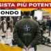 Set cinematografico con un uomo della NATO che supervisiona di spalle