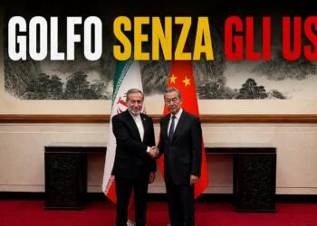 Stretta di mano in contesto ufficiale fra Abbas Araghchi e Wang yi