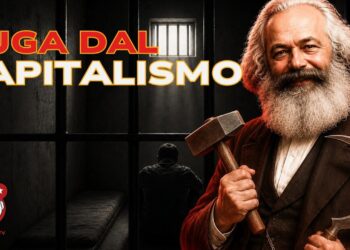 Uomo di spalle in una prigione. Karl Marx con in mano falce e martello in primo piano