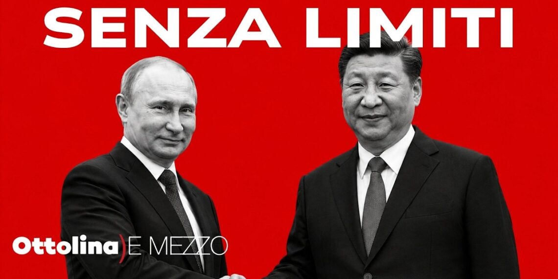 Vladimir Putin stringe la mano a Xi Jinping