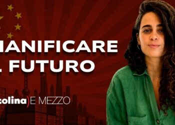 Bandiera cinese con grattacieli. Guendalina Anzolin in primo piano