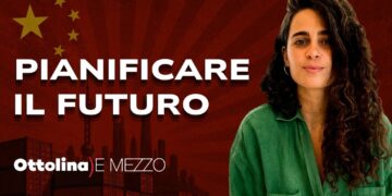 Bandiera cinese con grattacieli. Guendalina Anzolin in primo piano