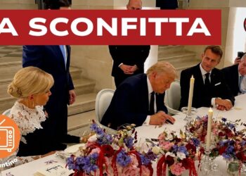 Donald Trump firma un documento al tavolo con Emmanuel Macron
