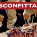 Donald Trump firma un documento al tavolo con Emmanuel Macron