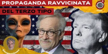 E.T, Steven Spielberg e Donald Trump. Bandiera USA sullo sfondo