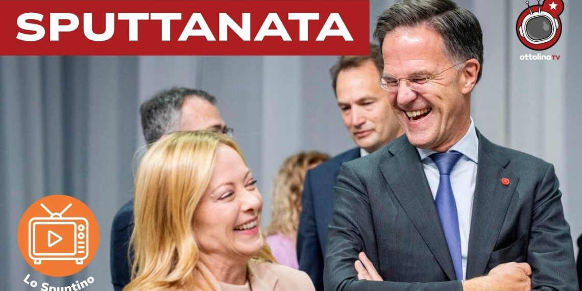 Giorgia Meloni e Mark Rutte parlano ridendo