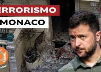 Ingresso di un edificio con macerie. Volodymyr Zelensky in primo piano