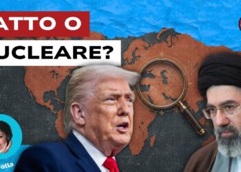 Mappa del mondo con una lente d'ingrandimento sull'Iran. Donald Trump e Mojtaba Khamenei in primo piano
