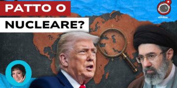 Mappa del mondo con una lente d'ingrandimento sull'Iran. Donald Trump e Mojtaba Khamenei in primo piano