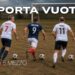 Quattro leader europei vestiti da calciatori calciano il pallone verso la porta dove c'è Donald Trump portiere