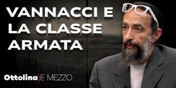 Scenario di città bombardata. David Colantoni in primo piano
