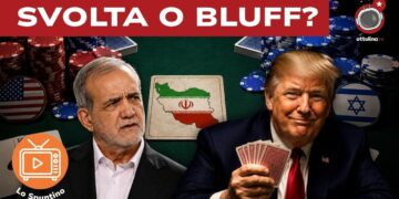 Tavolo da gioco con fiches con le bandiere di USA e Israele. Masoud Pezeshkian e Donald Trump con le carte da gioco in mano
