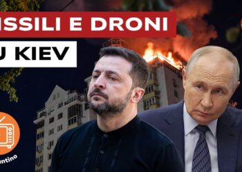Palazzo con il tetto in fiamme. Volodymyr Zelensky e Vladimir Putin in primo piano