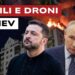 Palazzo con il tetto in fiamme. Volodymyr Zelensky e Vladimir Putin in primo piano