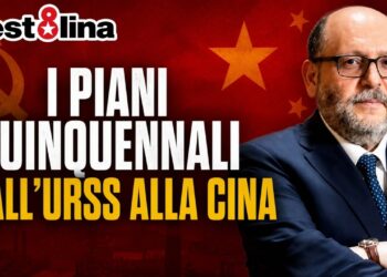 Simboli dell'URSS e della Cina. Vladimiro Giacché in primo piano