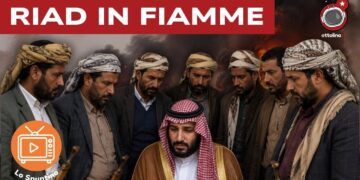 Uomini yemeniti guardano minacciosi Ahmed al-Sharaa