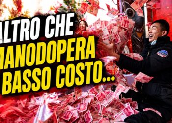 Uomo cinese lancia in aria una grossa quantità di banconote