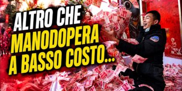 Uomo cinese lancia in aria una grossa quantità di banconote