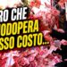 Uomo cinese lancia in aria una grossa quantità di banconote