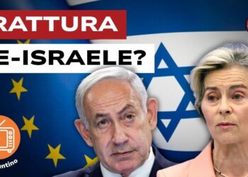 Benjamin Netanhyau e Ursula von der Leyen. Sullo sfondo le bandiere dell'Ue e di Israele