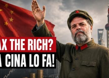 Città e bandiera cinese. Giuliano Marrucci vestito da Mao Tse Tung