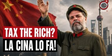 Città e bandiera cinese. Giuliano Marrucci vestito da Mao Tse Tung