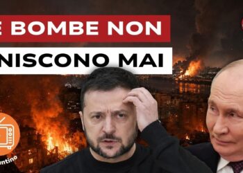 Città ucraina in fiamme. Volodymyr Zelensky e Vladimir Putin in primo piano