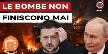 Città ucraina in fiamme. Volodymyr Zelensky e Vladimir Putin in primo piano