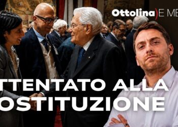 Elly Schlein stringe la mano a Sergio Mattarella. Savino Balzano in primo piano