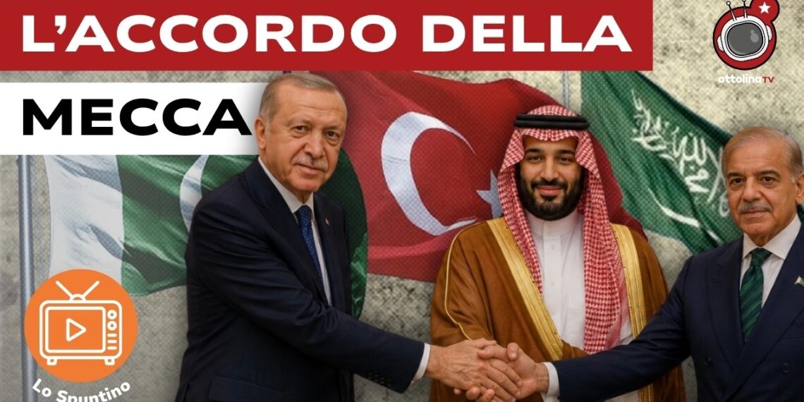 Erdogan, bin Salman e Shehbaz Sharif si stringono la mano con le loro bandiere sullo sfondo