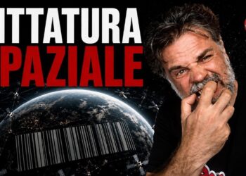 Immagine della Terra con un codice a barre. Giuliano Marrucci si mangia le mani in primo piano