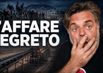 Nastro trasportatore in Marocco. Giuliano Marrucci stupito in primo piano