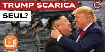 Operazione di guerra in mare. Kim Jong-un e Donald Trump si abbracciano in primo piano
