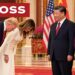 Donald e Melania Trump si inchinano davanti a Xi Jinping e sua moglie
