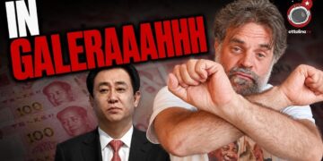 Hui Ka Yan e Giuliano Marrucci che fa il gesto dell'ammanettamento. Banconote cinesi sullo sfondo