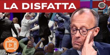 Persone esultano dopo l'esito delle elezioni in Sassonia. Friedrich Merz in primo piano