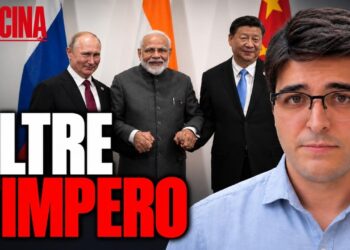 Vladimir Putin, Narendra Modi e Xi Jinping si stringono la mano. Samuele Soddu in primo piano