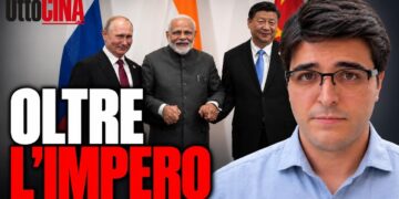 Vladimir Putin, Narendra Modi e Xi Jinping si stringono la mano. Samuele Soddu in primo piano