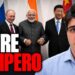 Vladimir Putin, Narendra Modi e Xi Jinping si stringono la mano. Samuele Soddu in primo piano